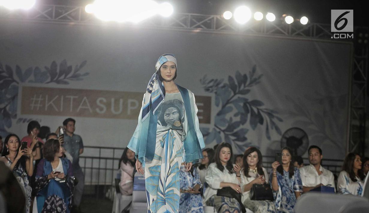 Model memeragakan busana rancangan desainer Ghea Panggabean dalam acara budaya perempuan Supreme Indonesia di Silang Monas, Jakarta, Selasa (31/7). Sebanyak 25 koleksi rancangan Ghea ditampilkan dalam acara tersebut. (Liputan6.com/Faizal Fanani)