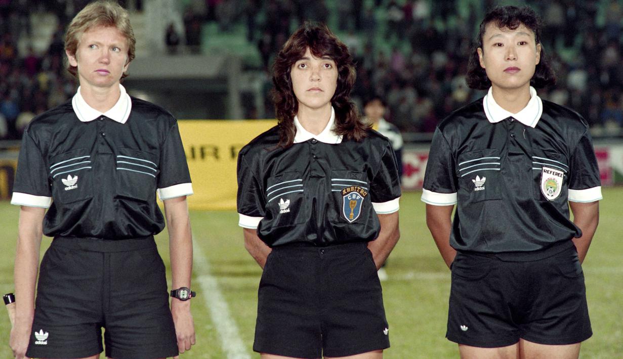 Trio perangkat pertandingan wanita pertama, (kiri ke kanan) Linda Black, Claudia de Vasconcelos,dan Zuo Xiudi. Merek bertugas memimpin perebutan peringkat 3 antara Swedia vs Jerman pada Piala Dunia Wanita pertama tahun 1991 di China. ( AFP/Tommy Cheng )