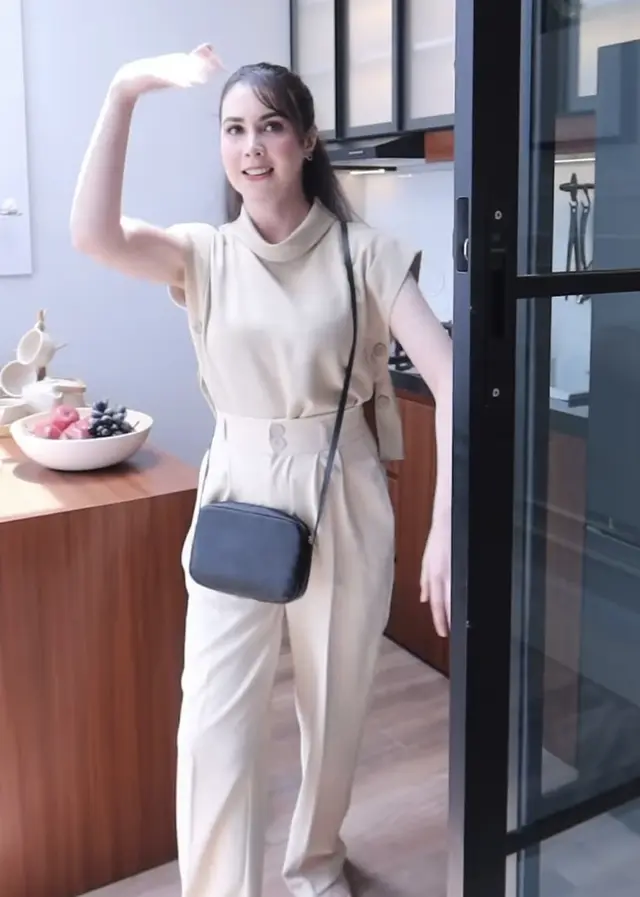 Istri pejabat nggak gengsi pakai tas seharga Rp 300 ribu, 6 gaya simpel Arumi Bachsin ini panen pujian