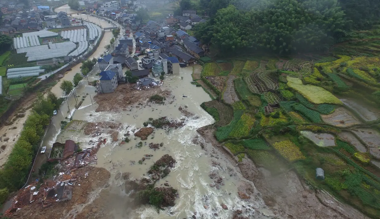 Penampakan tanah longsor yang disebabkan oleh hujan deras yang dibawa oleh Topan Megi, di Sucun Village, Lishui, provinsi Zhejiang, Cina, (29/9). Badai berkecepatan 120 Km/jam itu telah melumpuhkan aktivitas di Kota tersebut. (China Daily/via REUTERS)