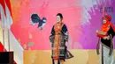 Berjalan di atas runway untuk show desainer Mel Ahyar, Kahiyang Ayu tampil sempurna dibalut outfit dari wastra rancangan sang desainer. [Foto: Instagram/ayanggkahiyang]