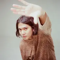 Menurut netizen khususnya para kaum hawa, Iqbaal Ramadhan tampak terlihat sangat cantik layaknya perempuan saat rambutnya panjang. (FOTO: instagram.com/iqbaal.e)