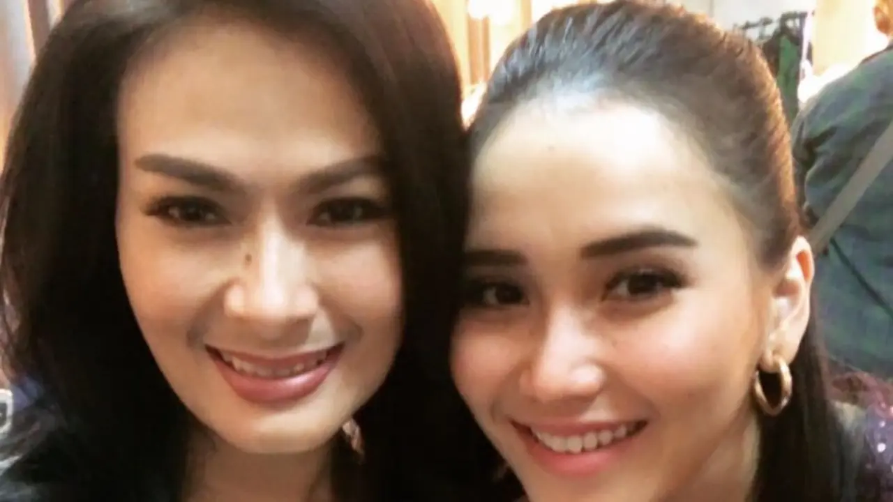 6 Potret Kedekatan Iis Dahlia dan Ayu Ting Ting, Bak Saudara Kandung