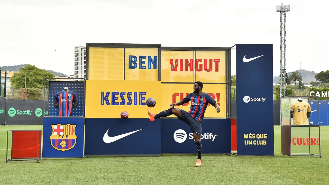 Foto: Momen Franck Kessie Saat Diperkenalkan Jadi Rekrutan Anyar Barcelona, Disambut Joan Laporta dengan Suka Cita