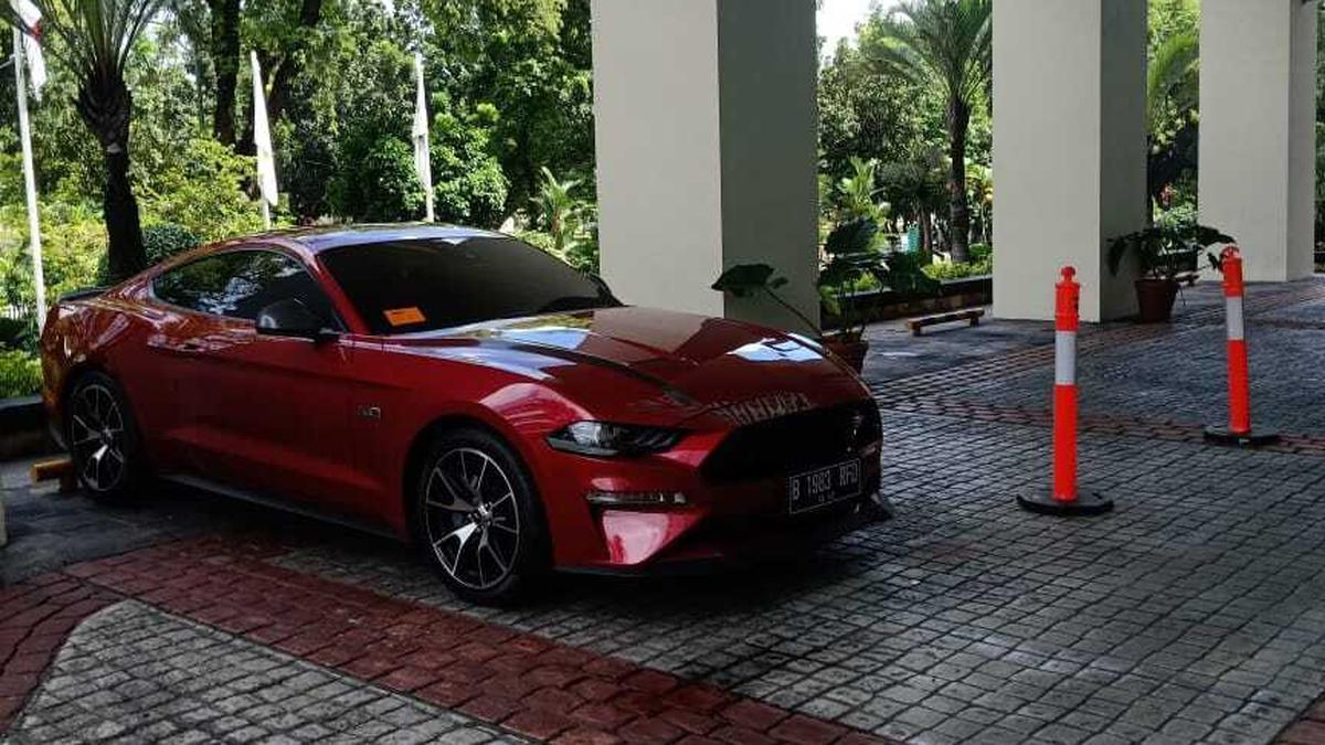 Polisi Buru Pemilik Mobil Sport Merah Pakai Pelat Nomor RFD