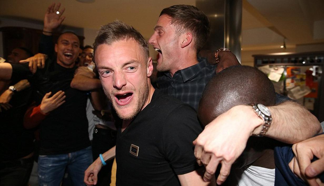 Beberapa pemain The Foxes yang tampak hadir di rumah Jamie Vardy adalah Christian Fuchs, Riyad Mahrez, Robert Huth, Daniel Drinkwater, Shinji Okazaki, Wes Morgan, dan Leonardo Ulloa.  (Dailymail.co.uk)