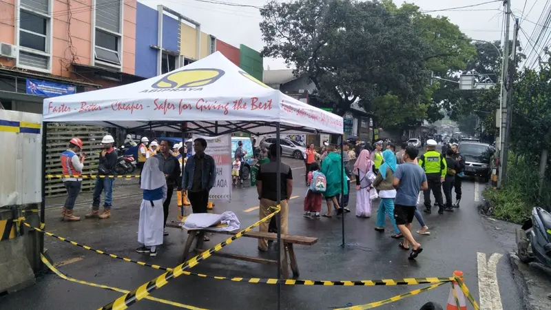 Jalur lintas nasional yang menghubungkan Bogor-Sukabumi ditutup total menyusul badan jalan ambles terus meluas.