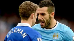 Alvaro Negredo bersitegang dengan Seamus Coleman pada pertandingan Liga Premier Inggris antara Manchester City vs Everton di Stadion Etihad, Manchester (05/10/2013). (AFP/Andrew Yates)