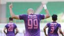 Pemain Persik Kediri, Youssef Ezzejjari melakukan selebrasi usai mencetak gol penyeimbang 2-2 ke gawang PSM Makassar dalam laga pekan ke-4 BRI Liga 1 2021/2022 di Stadion Wibawa Mukti, Cikarang, Kamis (23/9/2021). Persik kalah 2-3. (Bola.com/M Iqbal Ichsan)