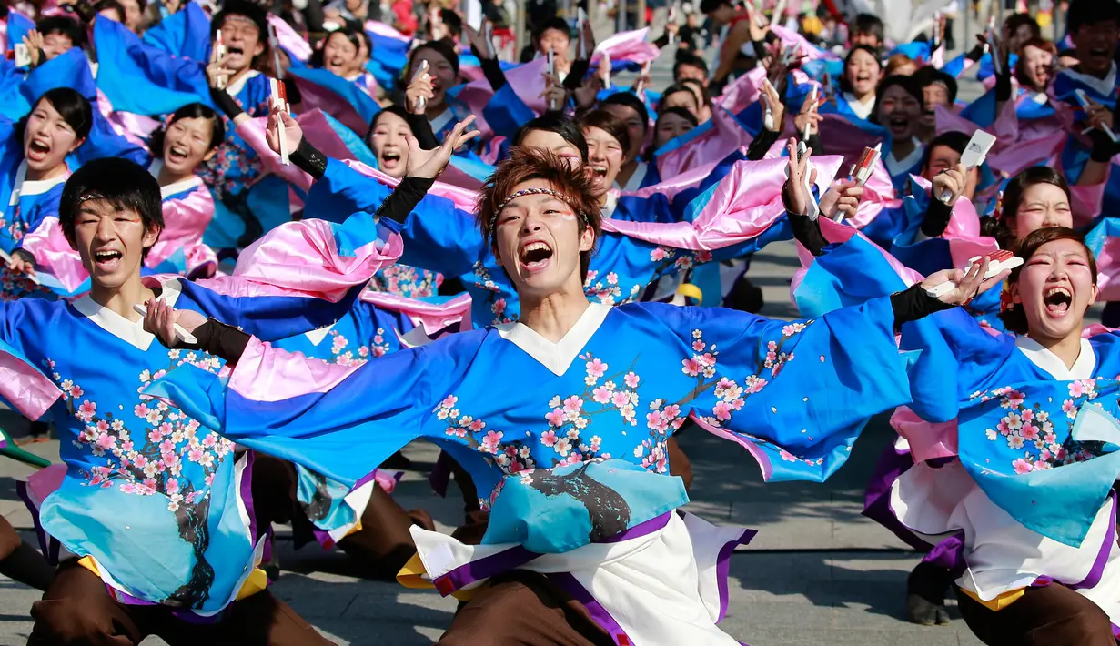 Para peserta parade menari di sepanjang jalan Tokyo saat pagelaran Festival Yosakoi di Tokyo, Jepang (6/11). Yosakoi sendiri adalah tari dengan ciri khas gerakan tangan dan kaki yang dinamis. (AP Photo/Shizuo Kambayashi)
