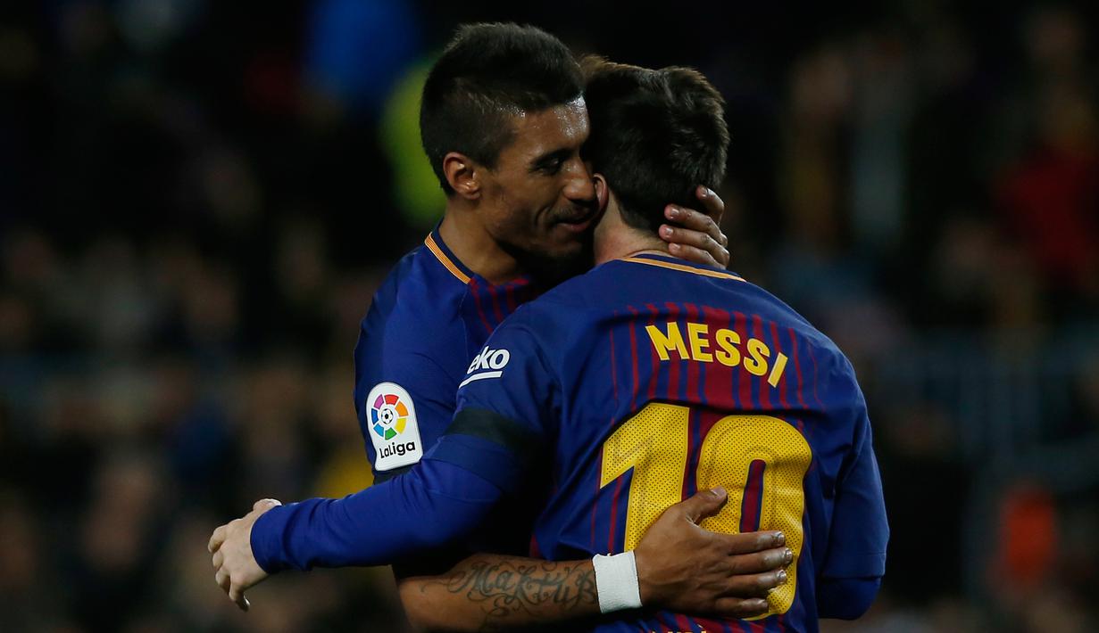 Pemain Barcelona, Lionel Messi merayakan gol rekannya, Paulinho ke gawang Deportivo La Coruna pada pertandingan pekan ke-16 La Liga di Stadion Camp Nou, Senin (18/12). Barcelona menekuk tamunya La Coruna 4-0 lewat dua gol Paulinho. (AP/Manu Fernandez)