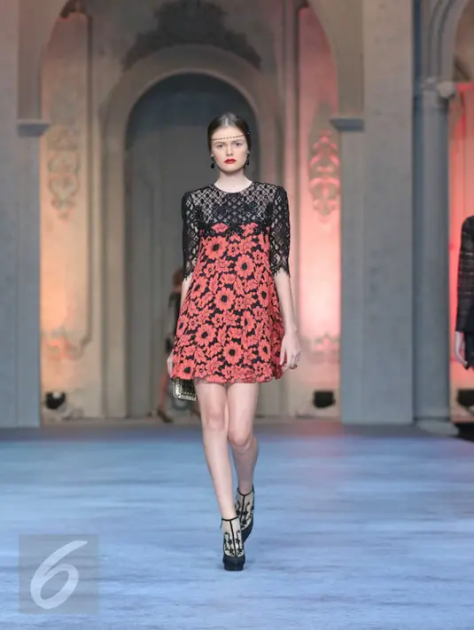 Model membawakan busana rancangan Sebastian Gunawan di Ritz Carlton Pasific Place, Jakarta, Selasa (11/10). Label busana SEBASTIANred dan SEBASTIANsposa kembali menggelar annual fashion show untuk koleksi tahun 2016-2017. (Liputan6.com/Angga Yuniar) 