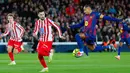 Namun, Barcelona bangkit melalui gol Raphinha di menit ke-26. Blaugrana semakin sempurna pada babak kedua. Dani Olmo mencetak gol pembalik kedudukan di menit ke-65, dan Ferran Torres mengunci kemenangan saat injury time. (AP Photo/Joan Monfort)