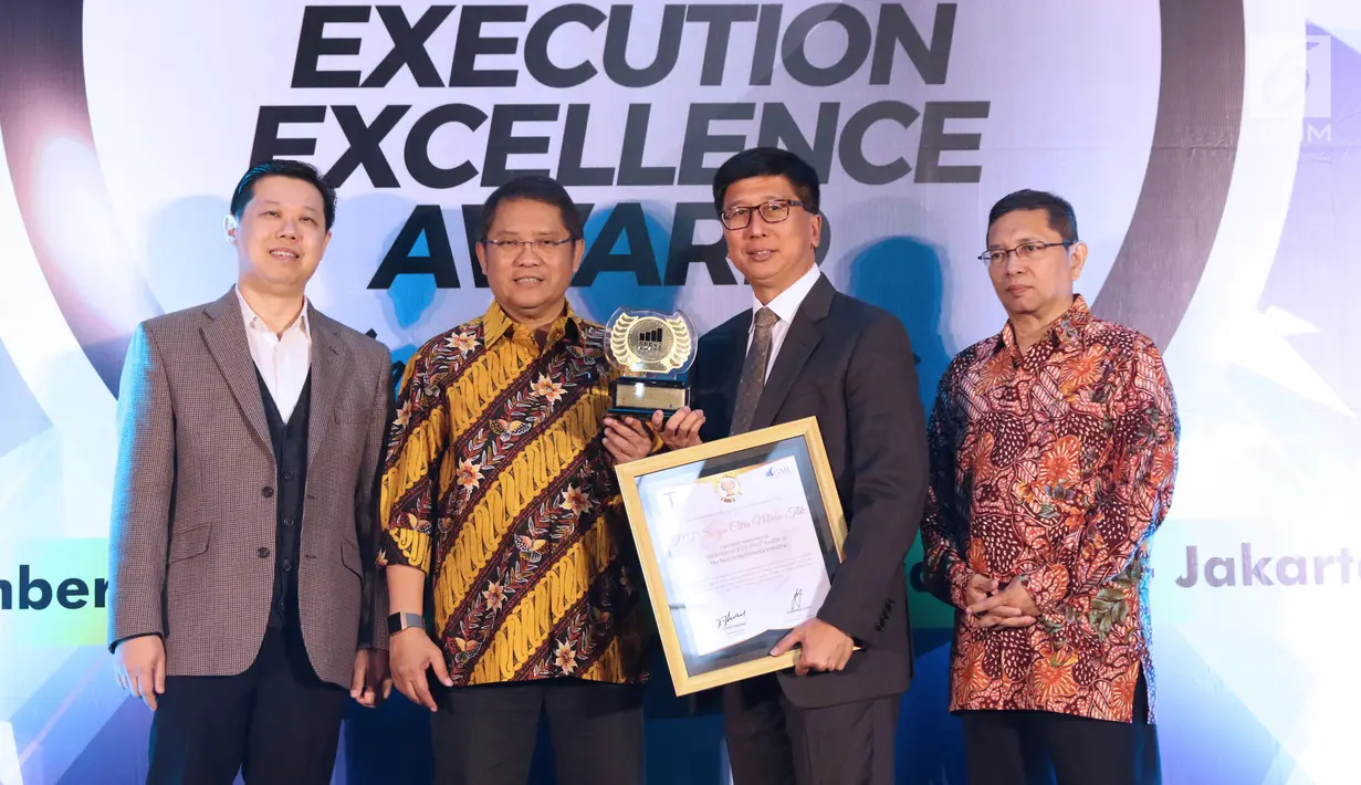 Direktur Utama PT Surya Citra Media Sutanto Hartono (ketiga kiri) saat menerima penghargaan The Best in Multimedia Industry pada ajang The 7th Annual SPEx2 Award 2018 di Jakarta, Senin (26/11). (Liputan6.com/Helmi Fithriansyah)