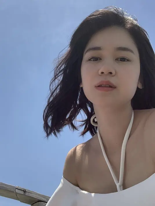 Hanya sedikit makeup di wajahnya, Laura lagi-lagi memerlihatkan kecantikan paripurna dengan rambut yang acak-acak tertiup angin. (@laurabas)