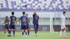 Persita unggul lebih awal lewat gol cepat pada menit ke-3 hasil sepakan keras Javlon Guseynov dari luar kotak penalti yang memanfaatkan umpan pendek Hokky Caraka. Tampak dalam foto, pemain Persita, Javlon Guseynov (kedua kanan) merayakan golnya ke gawang Borneo FC pada pertandingan pekan ke-17 BRI Super League 2025/2026 di Stadion Indomilk Arena, Tangerang, Banten, Jumat (9/1/2026). (Bola.com/Bagaskara Lazuardi)