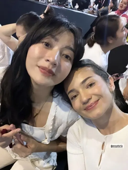 Enzy dan Hesti tampil dengan riasan makeup flawless. Hesti membiarkan rambutnya terurai dan Enzy dengan rambut diikat ke belakang.  [@hestipurwadinata]