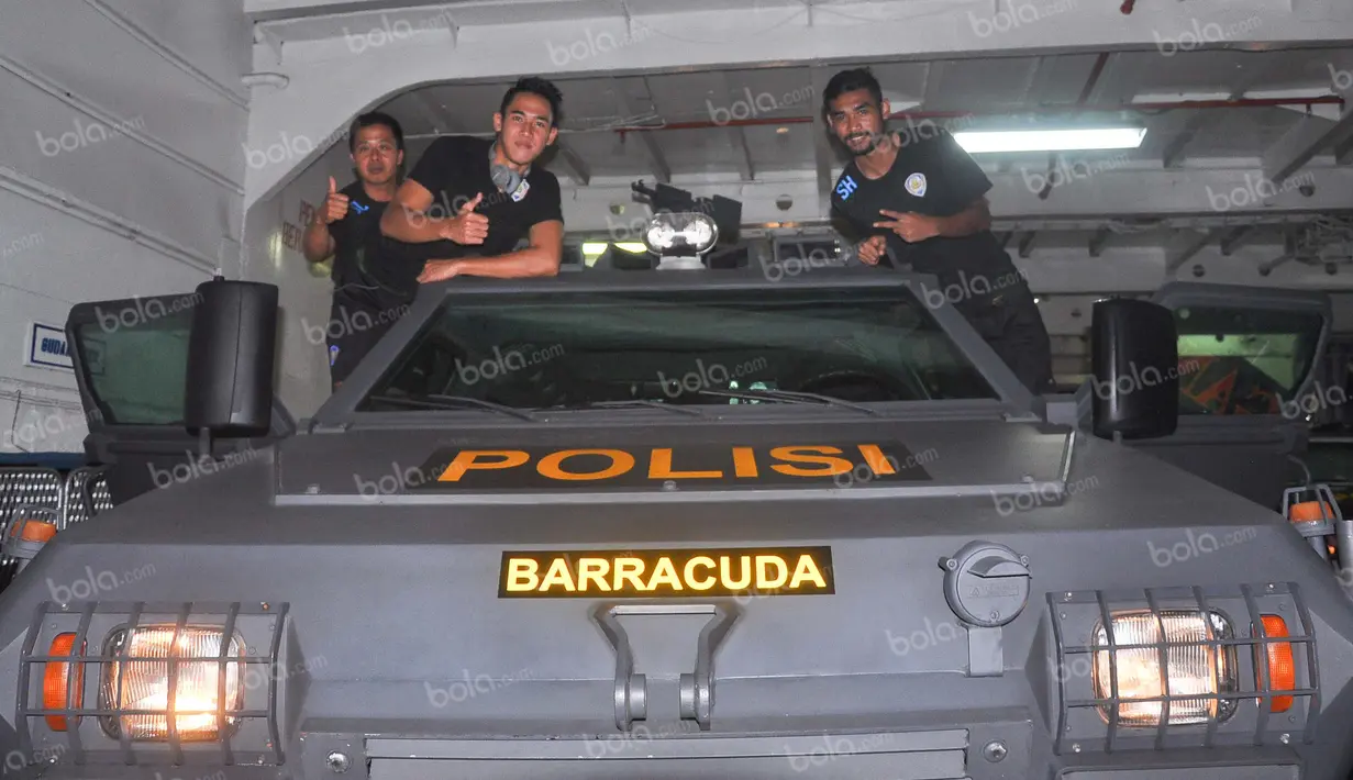 Ryuji Utomo dan Ferry Saragih berpose di atas mobil rantis Polri di dalam kapal feri usai Arema melawan Madura United di Stadion Gelora Bangkalan, Jumat (6/5/2016). (Bola.com/Iwan Setiawan)