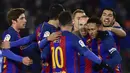 Para pemain FC Barcelona merayakan gol Neymar Jr. saat melawan Real Sociedad pada laga prempat final Copa Del Rey di Anoeta stadium, San Sebastian,  Kamis (19/1/2017). Barcelona menang tipis 1-0. (AP/Alvaro Barrientos)