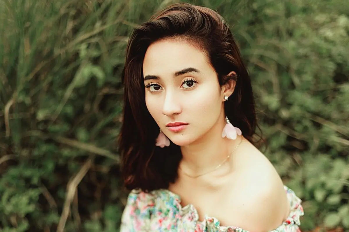 FOTO: Gaya Naomi Zaskia dengan Outfit Bahu Terbuka, Cantik dan Seksi
