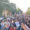 Antrean masuk Supersoccer Arena, Kudus, di mana para penonton ingin masuk untuk menyaksikan pertandingan final Srikandi Merdeka Cup persembahan Caffino antara Garuda Pertiwi vs Thailand yang baru akan digelar pada Minggu (23/8/2026) malam pukul 20.00 WIB. (Bola.com/Benediktus Gerendo Pradigdo)