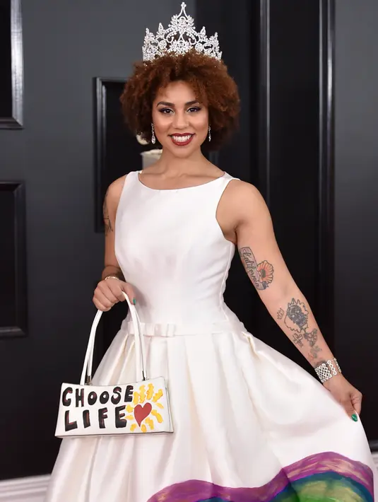 Penyanyi Joy Villa menghadiri karpet merah ajang Grammy Awards 2018 di New York City, Minggu (28/1). Joy Villa mempertegas gayanya dengan menjinjing tas warna putih bergambar hati dan tulisan, Choose Life. (DIMITRIOS KAMBOURIS/Getty Images/AFP)