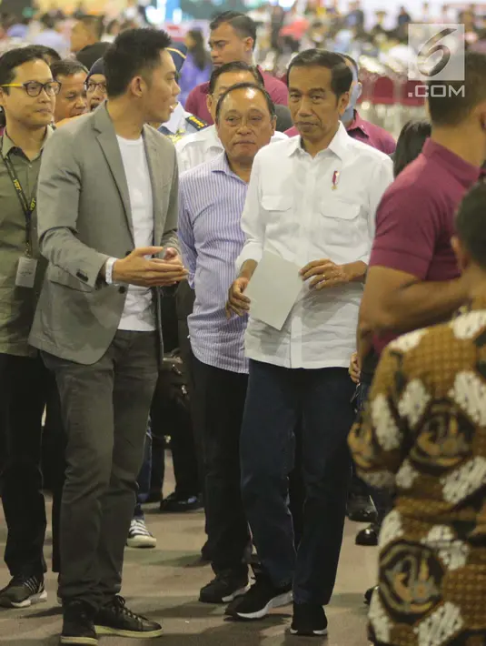 Presiden Joko Widodo (Jokowi) mengunjungi stan yang ada dalam acara Digital Startup Connect 2018 di Balai Kartini,  Jakarta, Jumat (7/12). Jokowi terlihat didampingi Menkominfo Rudiantara hingga Kepala Bekraf Triawan Munaf. (Liputan6.com/Angga Yuniar)
