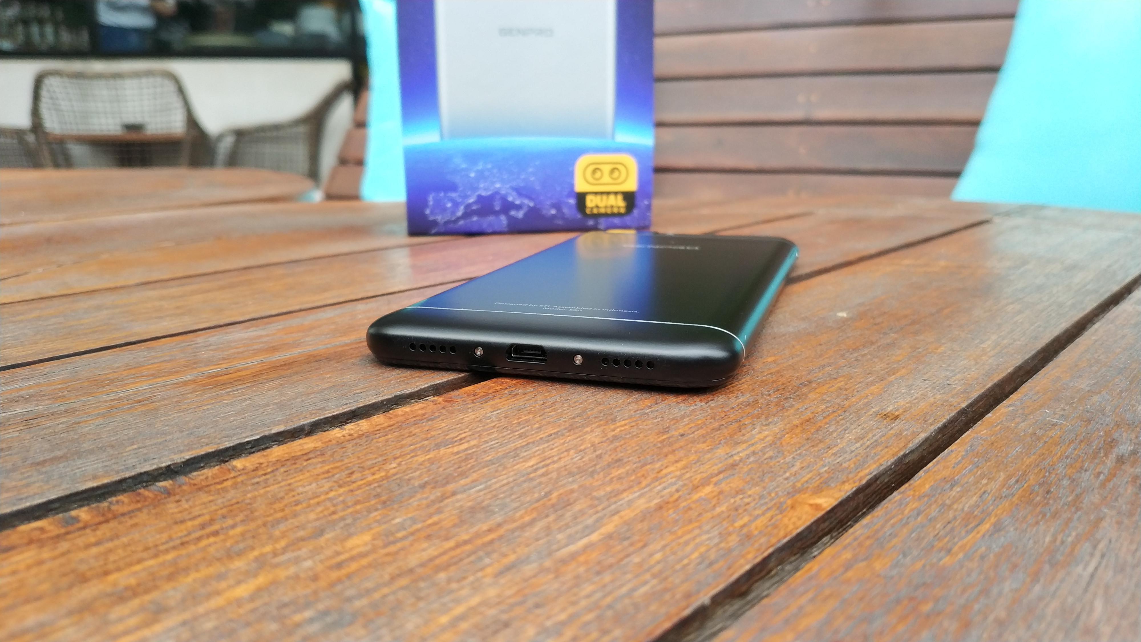 Sisi bawah Genpro X Pro terdapat speaker dan pengisian daya dengan USB Micro. (Liputan6.com/ Agustin Setyo W)