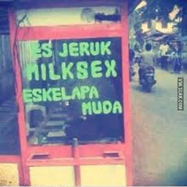 6 Tulisan Typo di Spanduk Warung Es Kelapa Muda Ini Bikin Tepuk Jidat