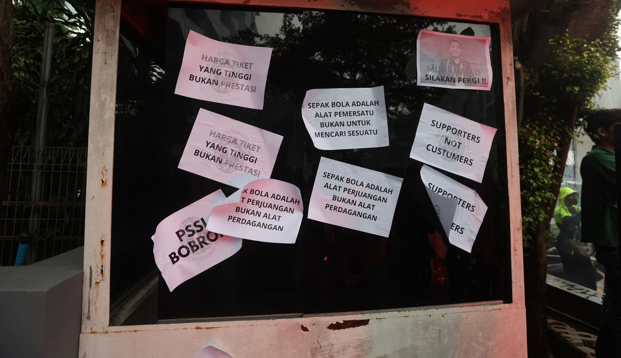 Aksi unjuk rasa tersebut berlangsung kurang lebih selama satu jam dan berakhir tanpa kehadiran Ketua Umum PSSI Erick Thohir untuk menemui massa. Tampak dalam foto, suporter timnas Indonesia, Ultras Garuda, saat menggelar aksi unjuk rasa di depan Kantor PSSI, GBK Arena, Senayan, Jakarta Pusat, Jumat (14/11/2025). (Bola.com/M Iqbal Ichsan)