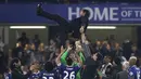 Para pemain Chelsea melempar Antonio Conte ke udara saat perayaan kemenangan usai melawan Watford  pada laga Premier League di Stamford Bridge stadium, London, (15/5/2017). Chelsea menang 4-3. (AP/Matt Dunham)