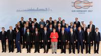 Para pemimpin negara foto bersama pada hari pertama pertemuan puncak KTT G-20 di Hamburg, Jerman utara, Jumat, (7/7). (AP Photo/Michael Sohn)