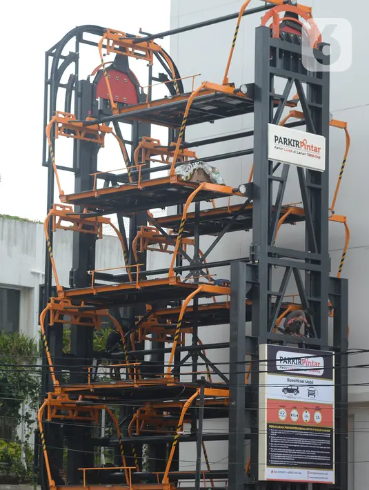 Sebuah parkiran bersusun tersedia di samping gedung perkantoran di Jakarta, Rabu (9/12/2020). Tempat parkir bersusun menjadi salah satu solusi di tengah keterbatasan lahan dan meningkatnya jumlah kendaraan. (merdeka.com/Imam Buhori)