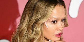 Rita Ora mengenakan prostetik mirip insang pada matanya.