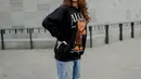 Berbagai pujian didapatkan Prinsa Mandagie saat berpenampilan simpel dengan outfit hitam. Gaya kecenya ini disebut netizen semakin membuatnya menawan, Kini Prinsa menjadi penyanyi pendatang baru yang gaya penampilannya selalu menarik untuk diikuti.(Liputan6.com/IG/@prinsamandagie)