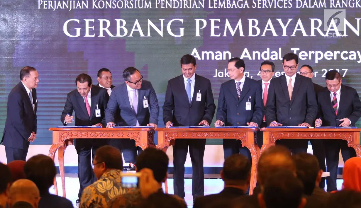 Penandatangan Perjanjian Konsorsium (PK) Pendirian Lembaga Services dan Perjanjian Kerja Sama (PKS) dalam launching acara Gerbang Pembayaran Nasional atau National Payment Gateway (NPG) di Gedung BI, Jakarta, Senin (4/12). (Liputan6.com/Angga Yuniar)