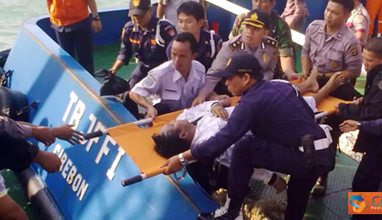 Citizen6, Bakauheni: Tiga jenazah meninggal dunia yang merupakan korban Kapal Motor Penyeberangan (KMP) Bahuga Jaya sedang dalam proses evakuasi menggunakan kapal TB JFFI Cirebon pada, Rabu (26/9). (Pengirim: Hendricus Widiantoro)