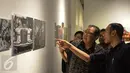 Menteri Koperasi dan UKM, AAGN Puspayoga melihat karya saat pembukaan Anugerah Pewarta Foto Indonesia (APFI) 2017 di Jakarta, Jumat (21/4). Sebanyak 15 karya foto jurnalistik terbaik telah dipilih dari 5.488 karya. (Liputan6.com/Faizal Fanani)