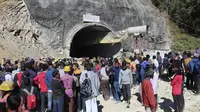 Warga menyaksikan upaya penyelamatan 40 pekerja yang terjebak di dalam terowongan runtuh di Uttarakhand, India. (AP)