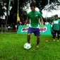 Maldini Pali saat memberikan Football Clinic kepada peserta Milo Football Championship (MFC) di Makassar (Istimewa/Liputan6.com)