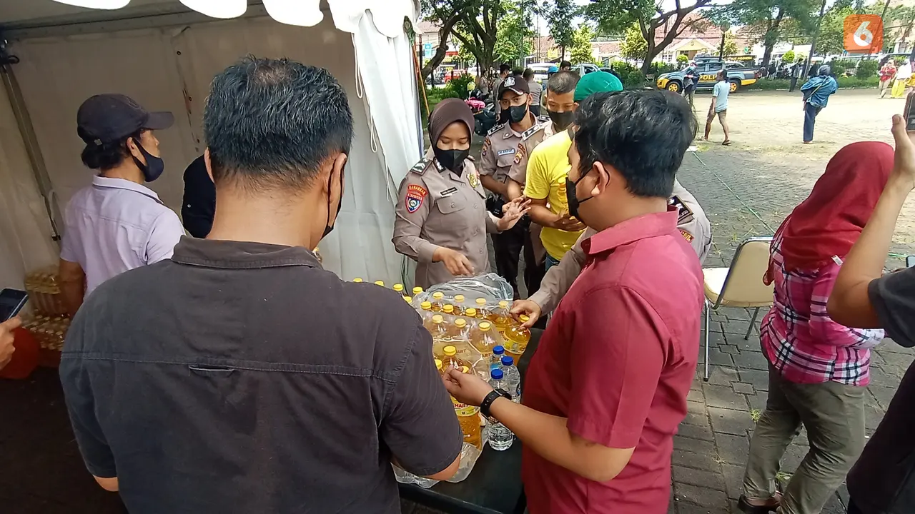 Sitaan Minyak Goreng Yang Ditimbun, Disalurkan Ke Warga Dengan Hargap Rp 14 Ribu per Liter. (Rabu, 09/03/2022). (Liputan6.com/Yandhi Deslatama).