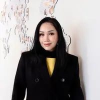 Wajahnya tampak dipoles eyeshadow, cheek blush on dan lipstik nuansa coral yang segar. [IG: ti2dj].