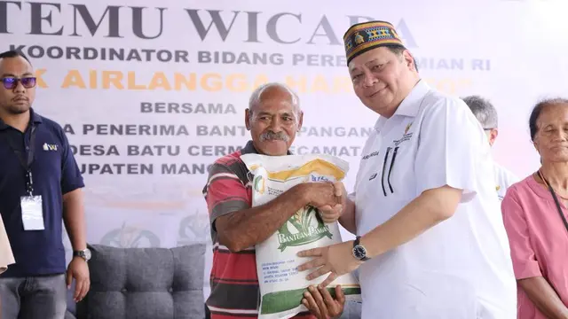 Menteri Koordinator Bidang Perekonomian Airlangga Hartarto meninjau penyaluran Bantuan Pangan di  Desa Batu Cermin, Kabupaten Manggarai Barat, Provinsi Nusa Tenggara Timur, Senin (15/1/2024). (Dok Kemenko Perekonomian)