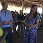 Pangeran William dan Kate Middleton tersenyum saat mereka tiba di Hopkins Village, Belize pada 20 Maret 2022. (JOHAN ORDONEZ / AFP)