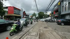Kondisi  trotoar di kawasan Kemang, Jakarta, Kamis (21/2). Pemprov DKI Jakarta berencana menata trotoar di kawasan Kemang, Jakarta Selatan, seperti trotoar di kawasan Jalan Sudirman dan Jalan MH Thamrin. (Liputan6.com/Herman Zakharia)