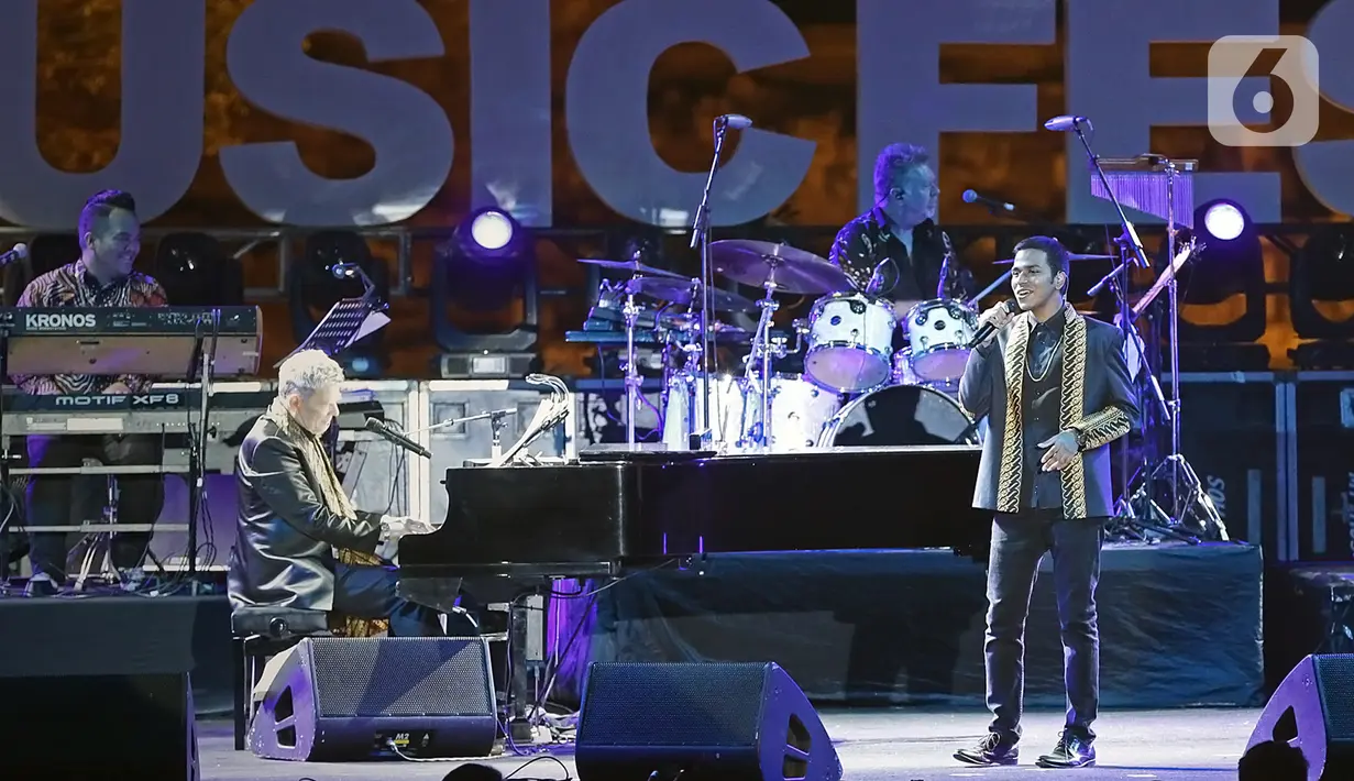 Komposer dunia David Foster (kiri) tampil dalam gelaran Batik Music Festival 2019 di Candi Prambanan, Yogyakarta, Sabtu (5/10/2019). Meski di usia yang hampir menginjak 70 tahun, David Foster tetap tampil prima di hadapan ribuan penonton. (Kapanlagi.com/Bambang Ekoros Purnama)