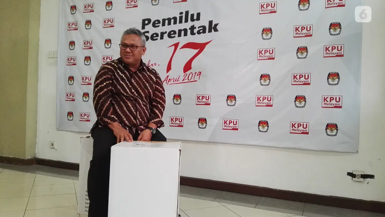 Ketua KPU Arief Budiman menunjukkan kotak suara Pemilu 2019.