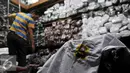 Penjual merapikan dagangannya di salah satu toko di Pasar Cipulir, Jakarta, Selasa (12/7). Menjelang dimulainya tahun ajaran baru pada 18 Juli mendatang, penjualan seragam sekolah meningkat 30 persen. (Liputan6.com/Johan Tallo)