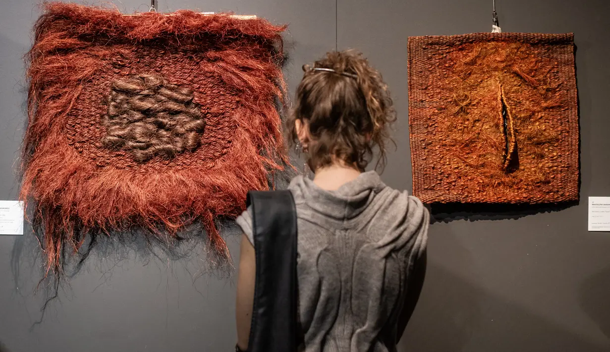 Lebih dari 30 karya dari berbagai periode kehidupan Abakanowicz akan dilelang di Warsawa. (Wojtek Radwanski / AFP)