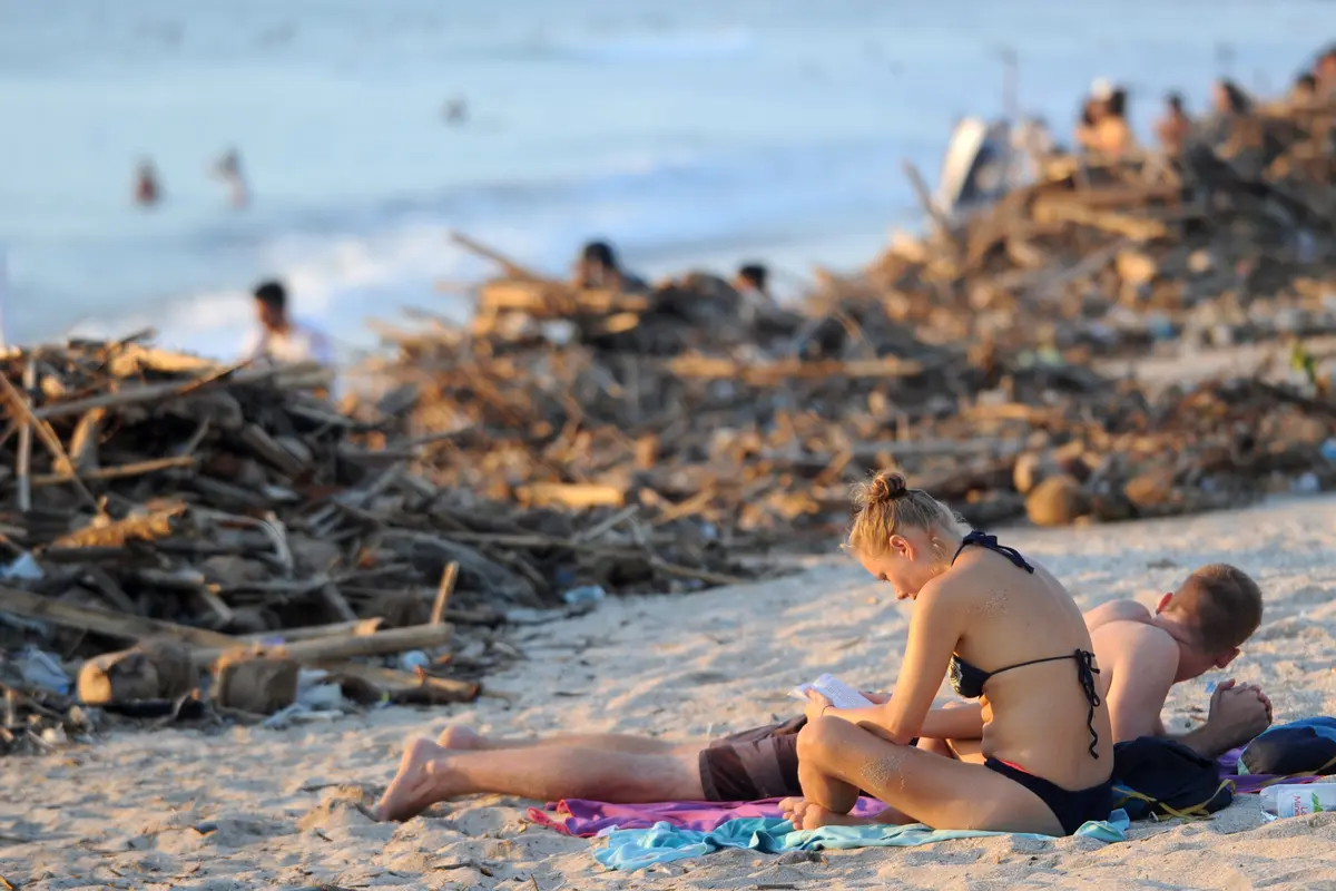 Pantai Kuta Bali Penuh Tumpukan Sampah
